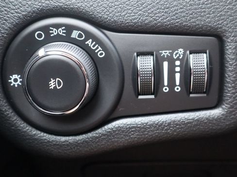 Used 2020 Jeep Cherokee Trailhawk w/ Cold Weather Group AWD/4WD image 28