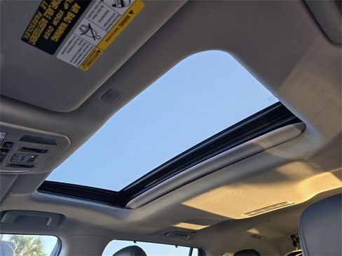 Used 2020 Toyota Highlander XLE image 25