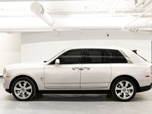 Used 2020 Rolls-Royce Cullinan image 2