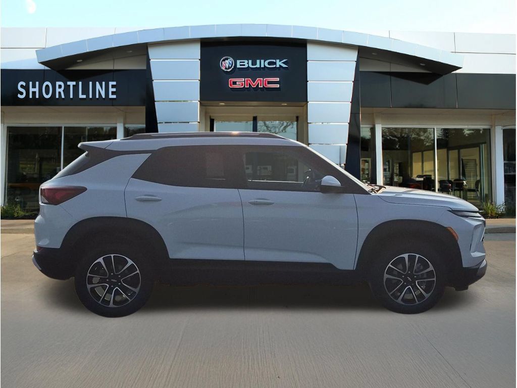 Used 2025 Chevrolet TrailBlazer LT AWD/4WD image 2