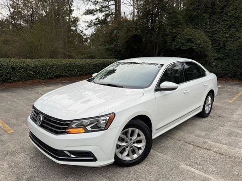 Used 2017 Volkswagen Passat 1.8T S image 2