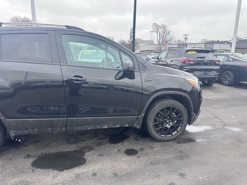 Used 2022 Chevrolet Trax LT w/ Midnight Edition image 10