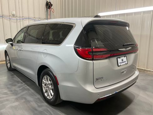 Used 2024 Chrysler Pacifica Touring-L image 23