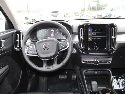 Used 2022 Volvo XC40 T4 Momentum image 12