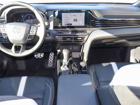 Used 2025 Toyota Camry SE image 10