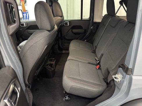 Used 2025 Jeep Wrangler Unlimited Rubicon image 5