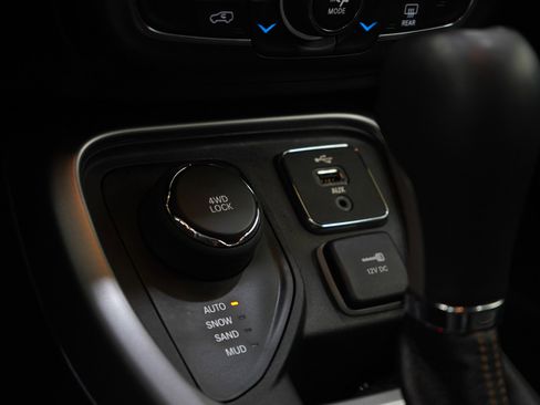 Used 2019 Jeep Compass Latitude w/ Cold Weather Group image 18