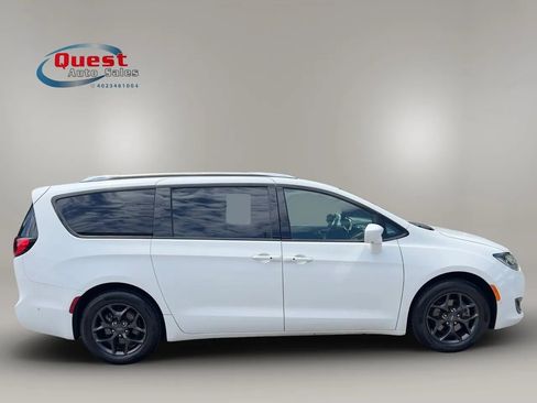 Used 2019 Chrysler Pacifica Touring Plus w/ Advanced Safetytec Group FWD image 2