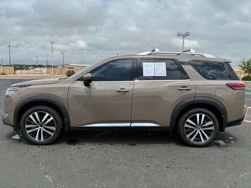 Certified 2023 Nissan Pathfinder Platinum FWD image 3