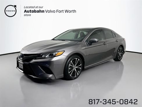 Used 2020 Toyota Camry SE image 1