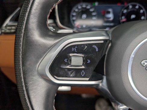 Used 2021 Jaguar F-PACE SVR image 34