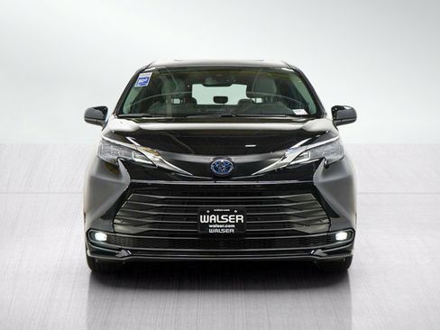 Used 2025 Toyota Sienna XLE w/ XLE Plus Package AWD/4WD image 8