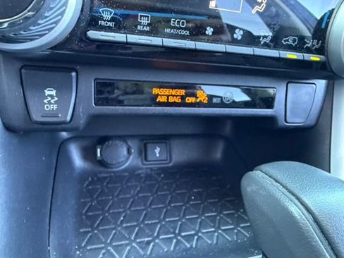 Used 2022 Toyota RAV4 LE AWD/4WD image 17