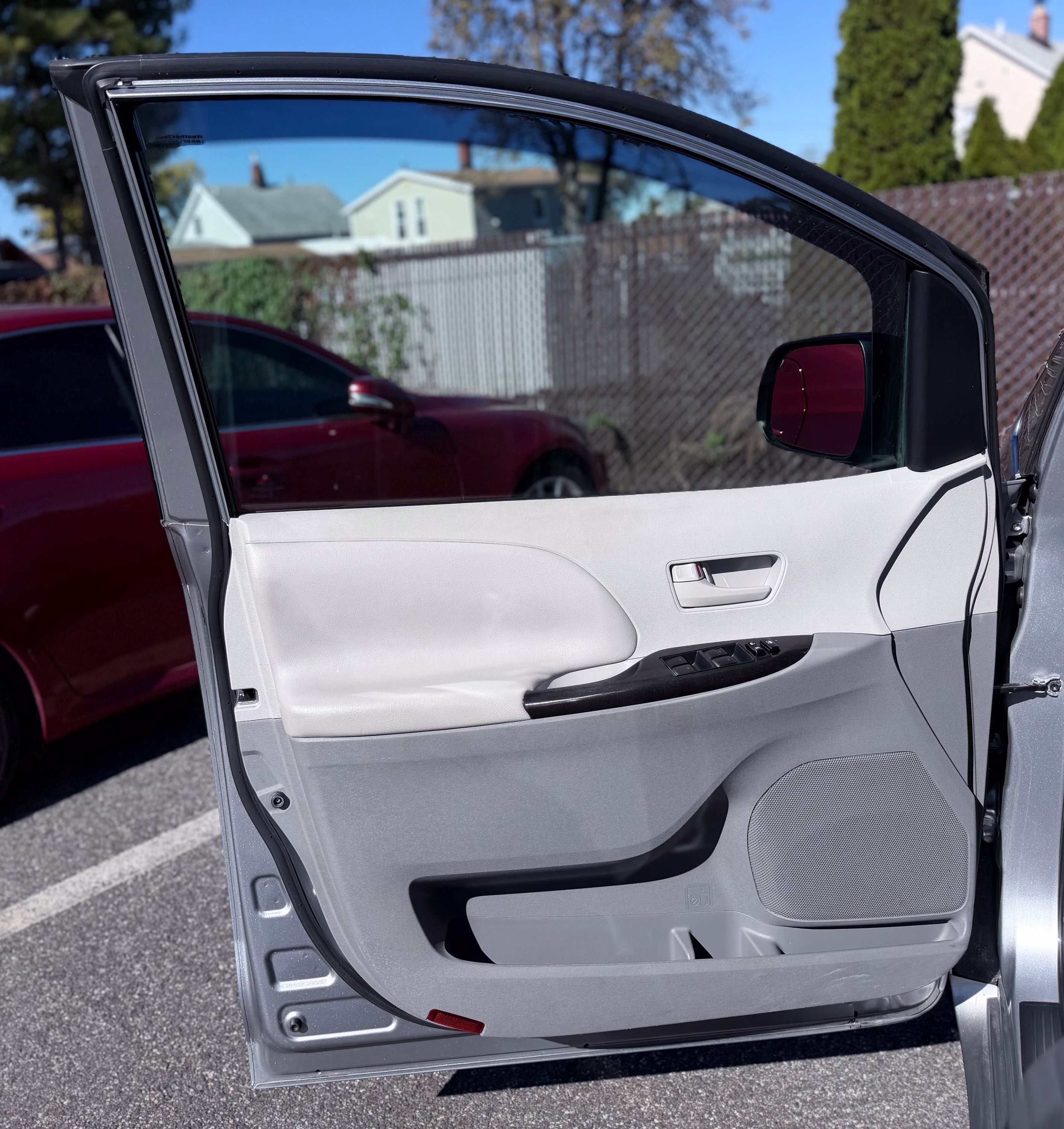 Used 2011 Toyota Sienna LE FWD image 11