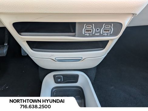 Used 2024 Chrysler Pacifica Touring-L image 18