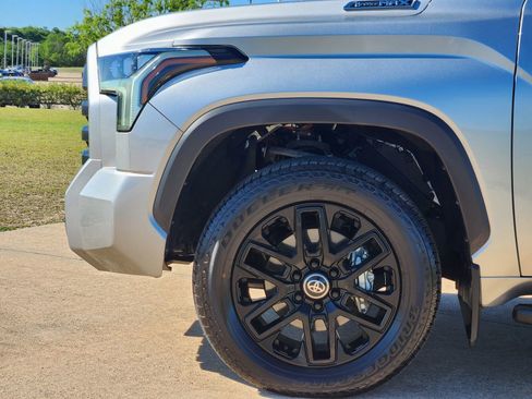 Used 2025 Toyota Tundra Limited AWD/4WD image 13
