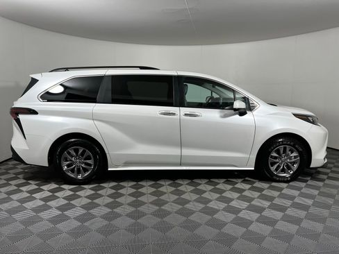 Certified 2024 Toyota Sienna XLE image 4