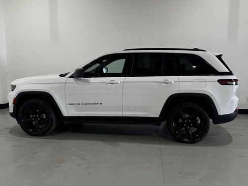 Used 2024 Jeep Grand Cherokee Limited w/ Luxury Tech Group II AWD/4WD image 14