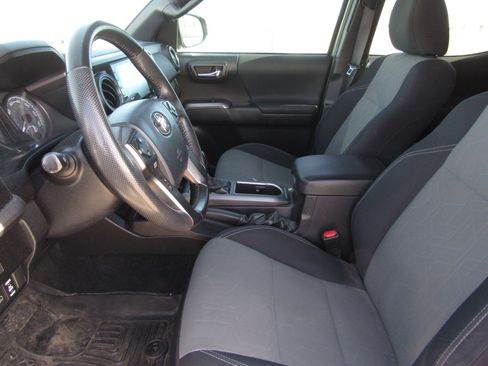 Used 2020 Toyota Tacoma TRD Off-Road w/ Technology Package image 13