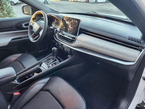 Used 2024 Jeep Compass Latitude image 14