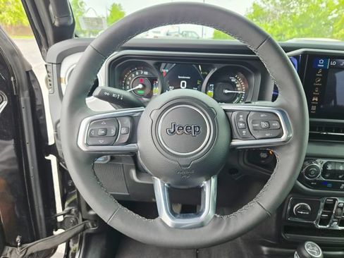 Used 2025 Jeep Wrangler Unlimited Sahara w/ Safety Group AWD/4WD image 16