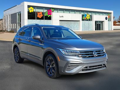 Used 2023 Volkswagen Tiguan SE w/ Panoramic Sunroof Package