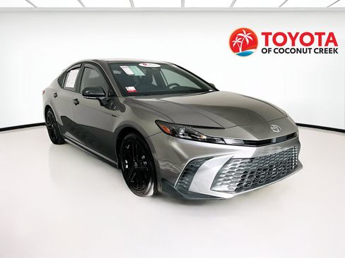 Used 2025 Toyota Camry SE FWD image 1