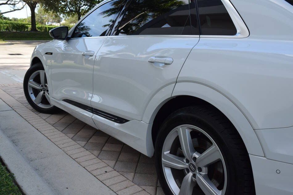 Used 2019 Audi e-tron Prestige w/ Prestige Package AWD/4WD image 23