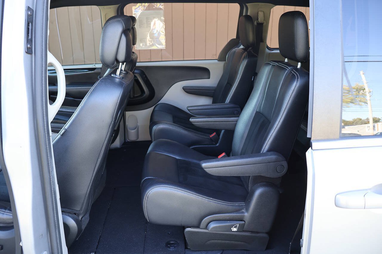 Used 2017 Dodge Grand Caravan SXT FWD image 16