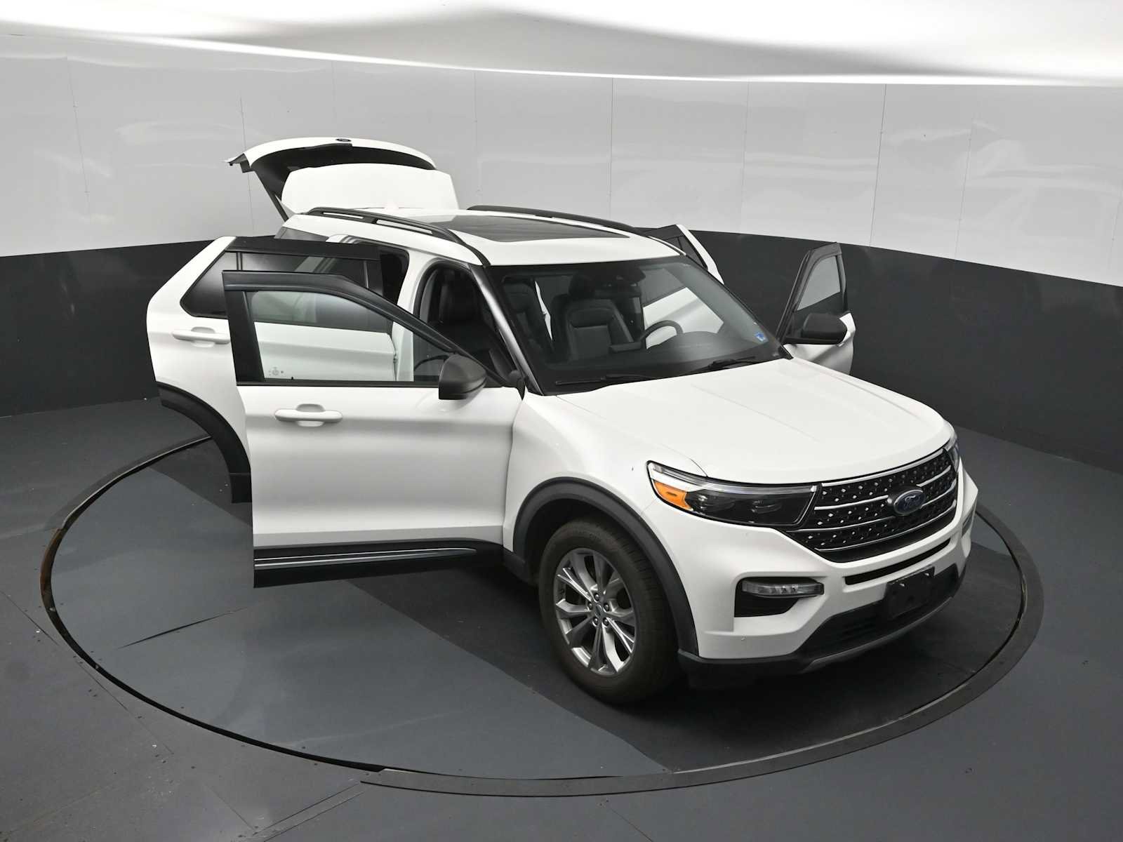 Used 2020 Ford Explorer XLT w/ Equipment Group 202A AWD/4WD image 33
