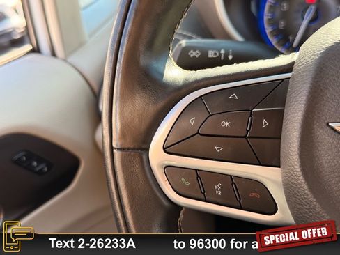 Used 2022 Chrysler Pacifica Touring-L image 17