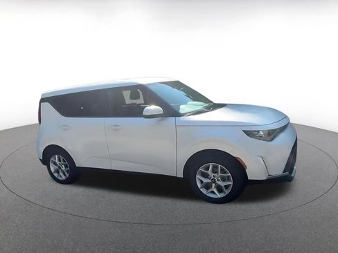 Used 2025 Kia Soul LX w/ LX Technology Package FWD image 2