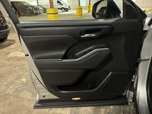 Used 2022 Toyota Highlander XLE AWD/4WD image 32
