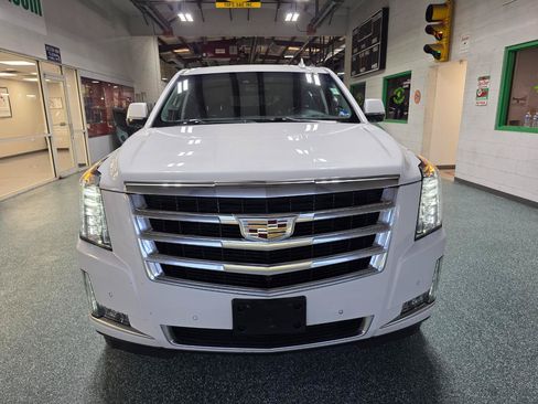 Used 2020 Cadillac Escalade ESV Luxury AWD/4WD image 3