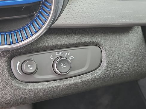 Used 2025 Chevrolet Trax LT FWD image 18