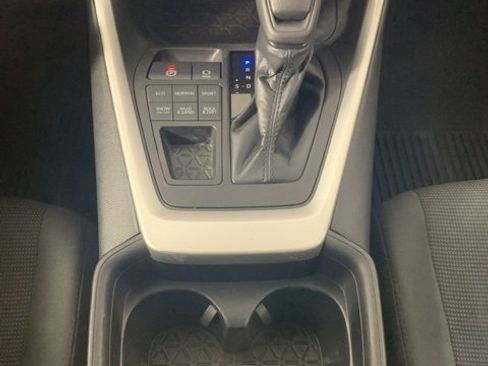 Used 2021 Toyota RAV4 LE image 18
