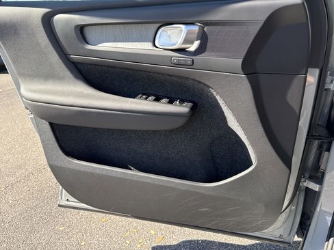 Used 2025 Volvo XC40 B5 Core image 23