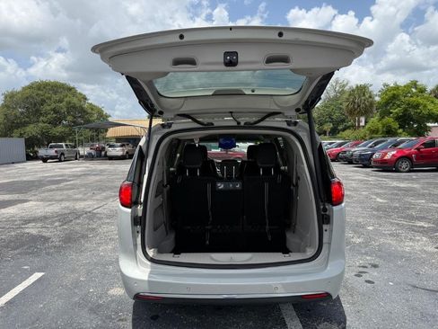 Used 2017 Chrysler Pacifica Touring-L FWD image 22
