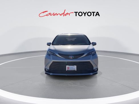 Certified 2025 Toyota Sienna XLE image 3