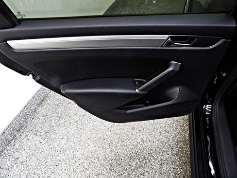 Used 2019 Volkswagen Passat 2.0T Wolfsburg image 9