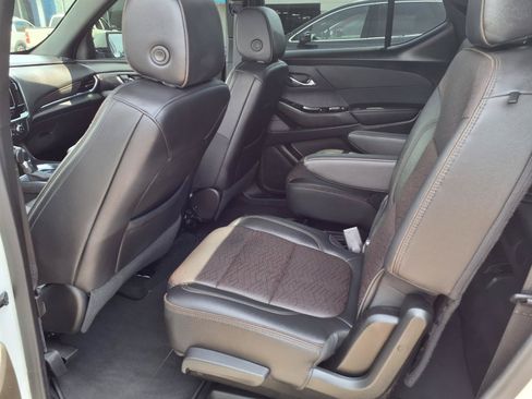 Used 2023 Chevrolet Traverse High Country FWD image 18