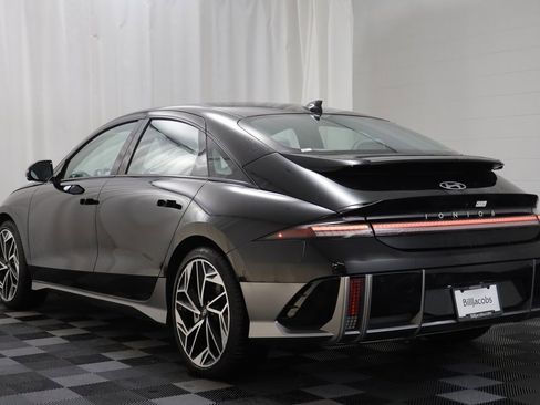 Used 2024 Hyundai Ioniq 6 Limited image 18