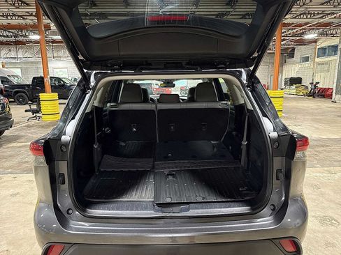 Used 2022 Toyota Highlander XLE AWD/4WD image 11
