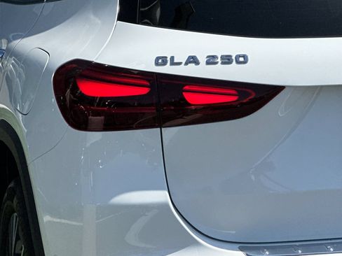 Certified 2026 Mercedes-Benz GLA 250 4MATIC image 32