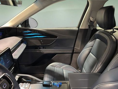 Used 2024 Lincoln Nautilus Reserve image 12