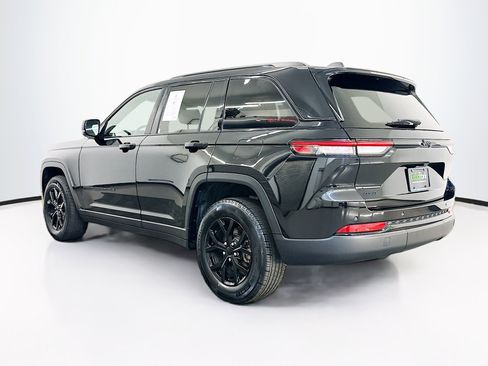 Used 2025 Jeep Grand Cherokee Altitude AWD/4WD image 5