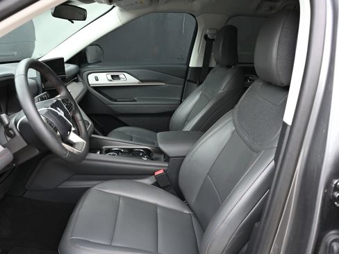 Used 2025 Ford Explorer Active w/ Active Comfort Package RWD image 14