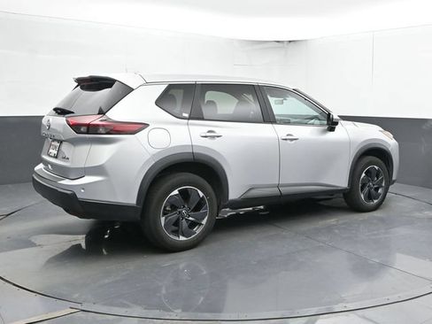 Used 2024 Nissan Rogue SV AWD/4WD image 2