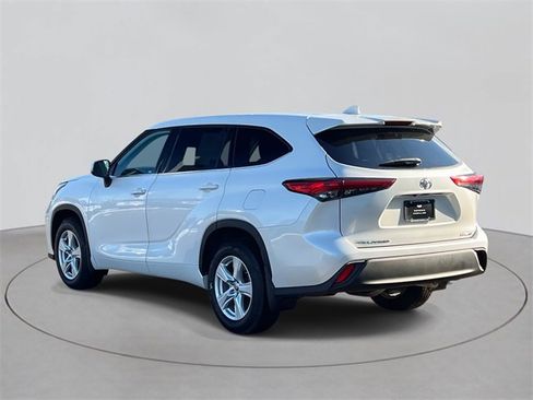 Used 2020 Toyota Highlander LE image 4