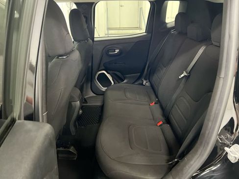 Used 2019 Jeep Renegade Latitude w/ Cold Weather Group FWD image 22